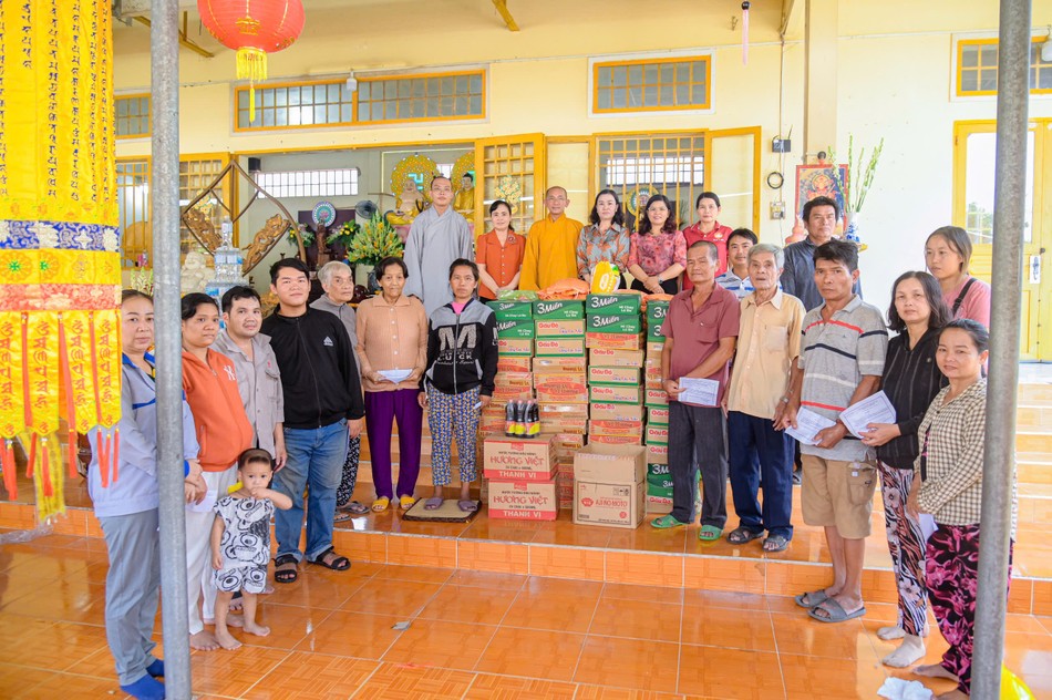 Trao quà đến người dân có hoàn cảnh khó khăn tại địa phương Trao quà đến người dân có hoàn cảnh khó khăn tại địa phương