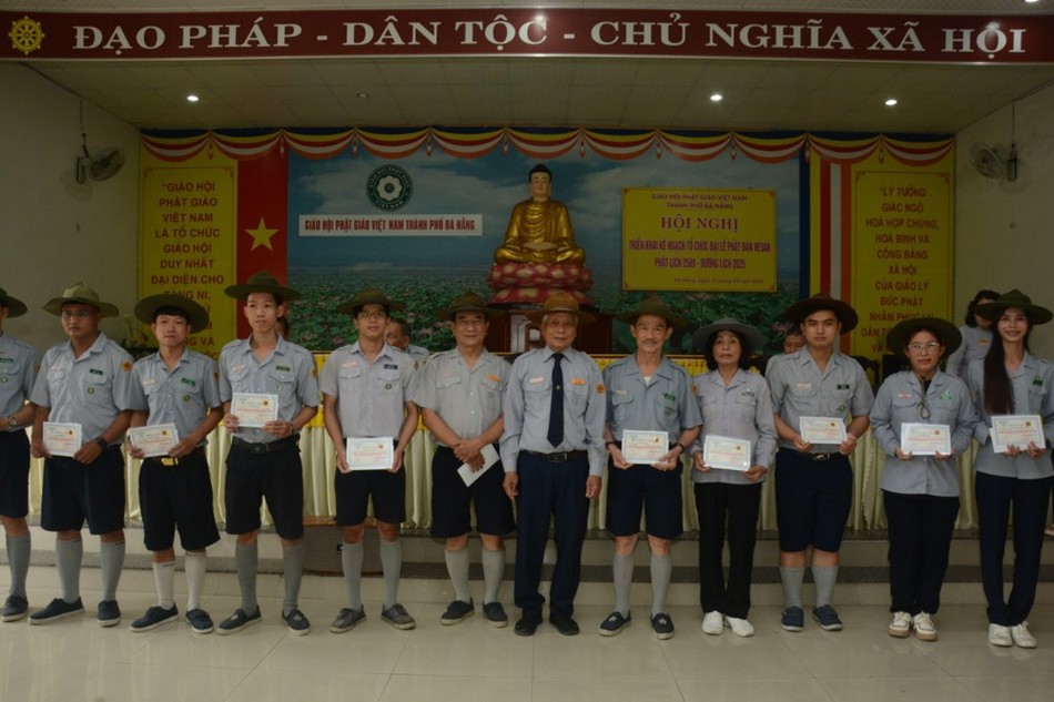 Trao chứng chỉ trúng cách trại huấn luyện Lộc Uyển - A Dục năm 2024 cho các huynh trưởng đủ điều kiện Trao chứng chỉ trúng cách trại huấn luyện Lộc Uyển - A Dục năm 2024 cho các huynh trưởng đủ điều kiện