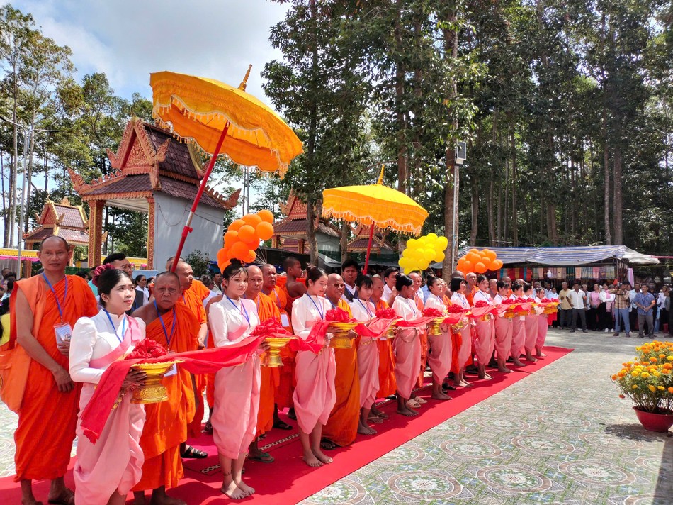 Cắt băng khánh thành ngôi chánh điện chùa Chông Prây Cắt băng khánh thành ngôi chánh điện chùa Chông Prây