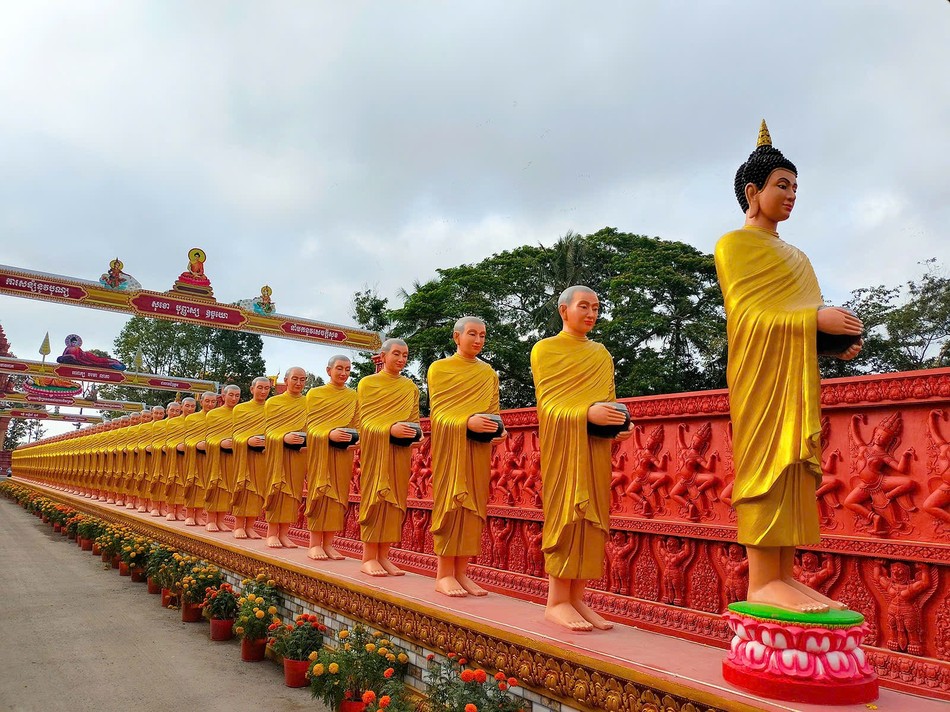 46 tôn tượng tái hiện Tăng đoàn của Đức Thế Tôn đi khất thực 46 tôn tượng tái hiện Tăng đoàn của Đức Thế Tôn đi khất thực