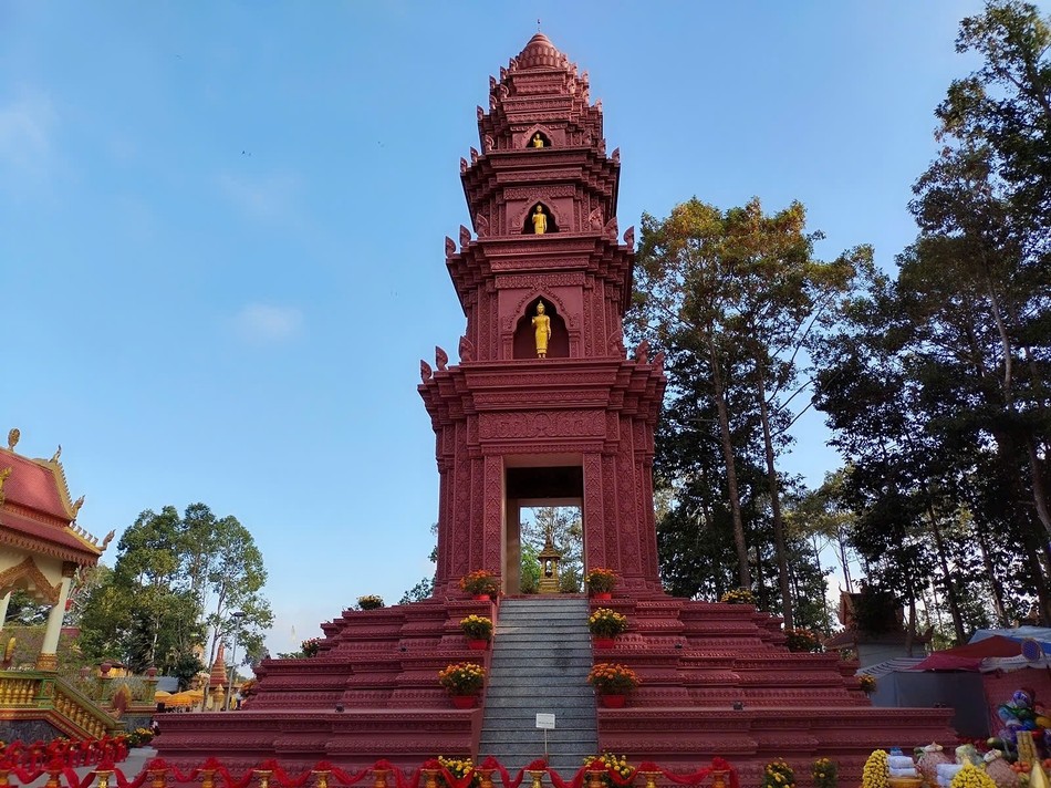 Bảo tháp trong khuôn viên chùa Chông Prây Bảo tháp trong khuôn viên chùa Chông Prây
