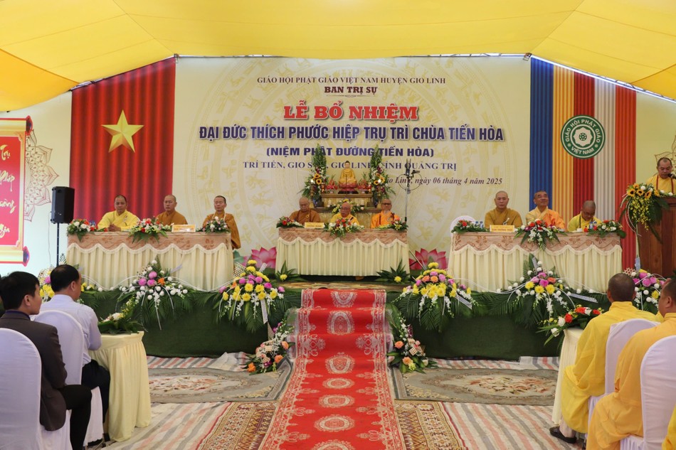 Chư tôn đức chứng minh buổi lễ Chư tôn đức chứng minh buổi lễ