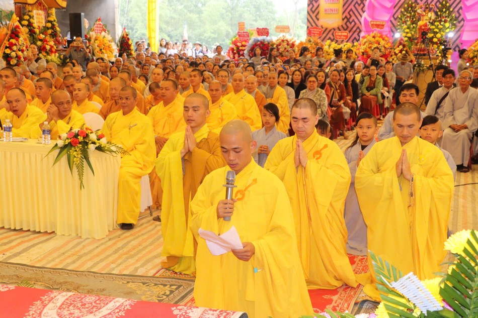 Đại đức Thích Phước Hiệp dâng lời phát nguyện Đại đức Thích Phước Hiệp dâng lời phát nguyện