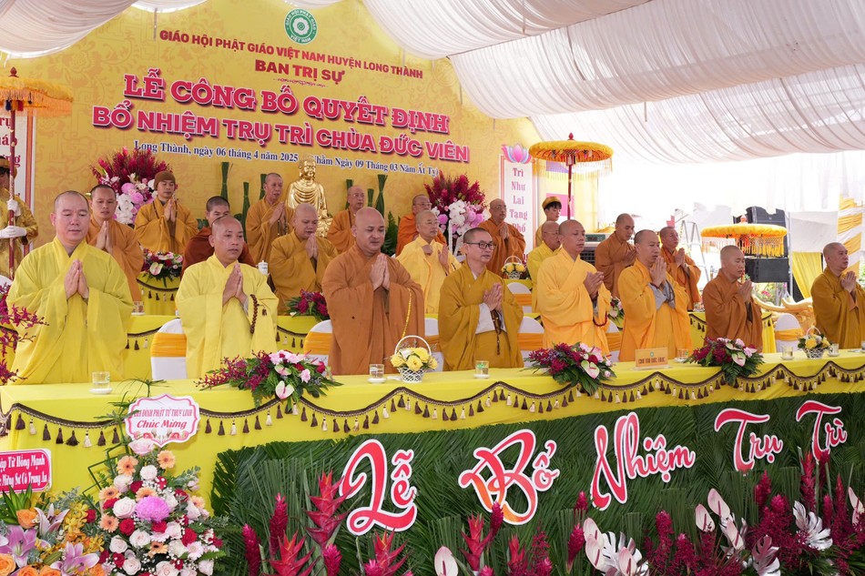 Chư tôn đức niệm Phật cầu gia hộ