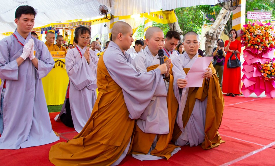 Sư cô tân trụ trì dâng lời phát nguyện