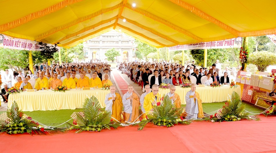 Đại đức Thích Đức Thành dâng lời phát nguyện