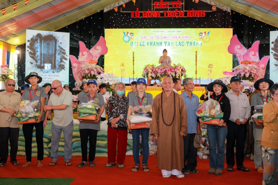 Thượng tọa Thích Đồng Ngộ trao quà đến bà con Thượng tọa Thích Đồng Ngộ trao quà đến bà con
