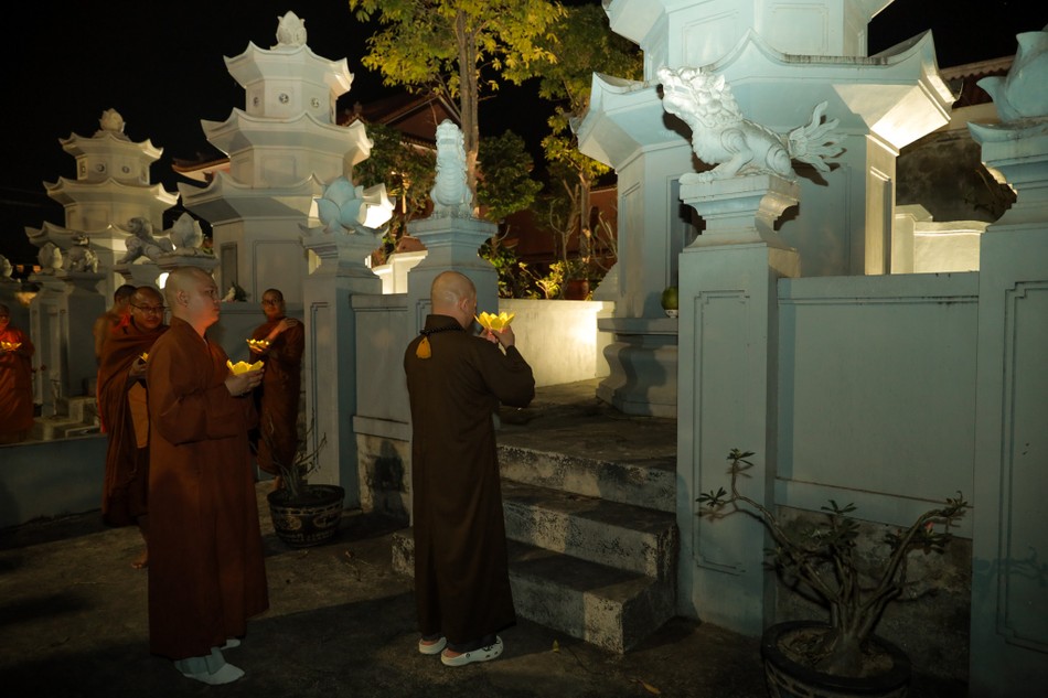 Dâng đăng trước tháp Tổ Dâng đăng trước tháp Tổ