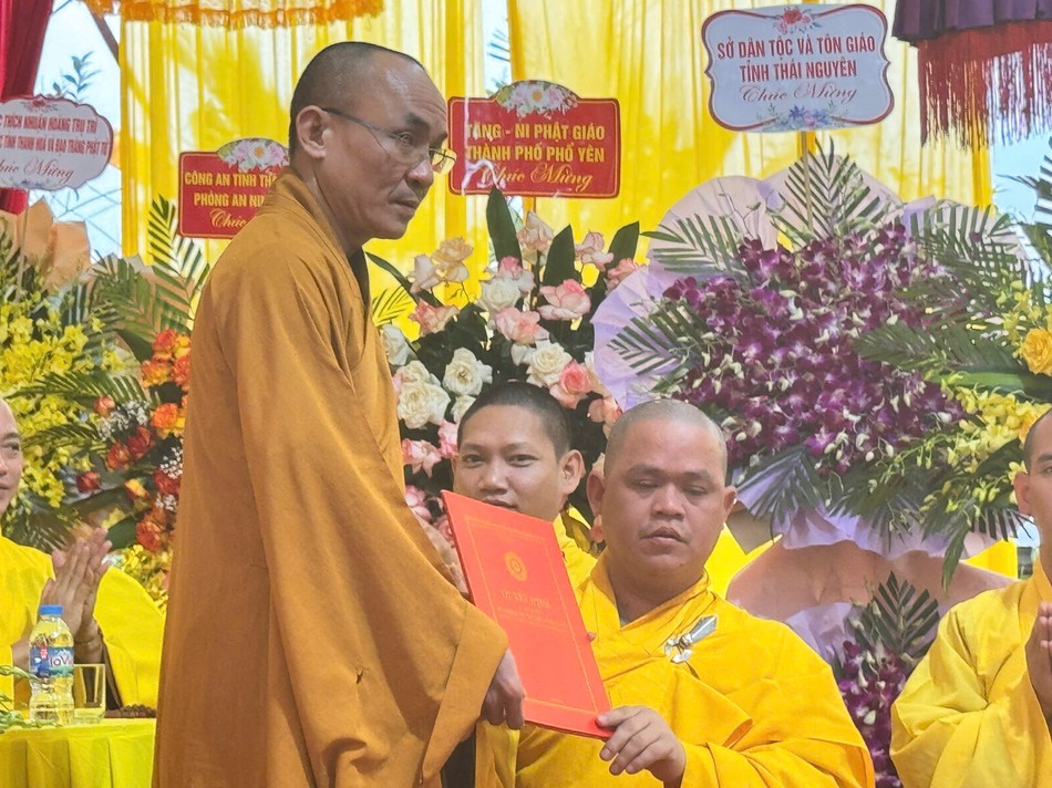 Trao quyết định bổ nhiệm trù trì chùa Phúc Tân đến Đại đức Thích Nhuận Thành Trao quyết định bổ nhiệm trù trì chùa Phúc Tân đến Đại đức Thích Nhuận Thành