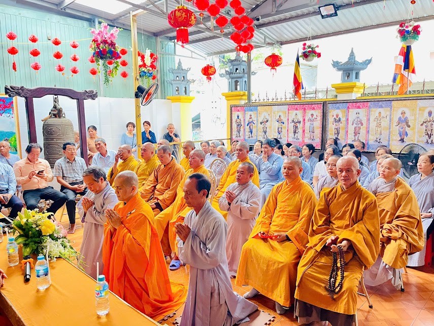 Đại đức Thích Nhuận Bảo dâng lời phát nguyện