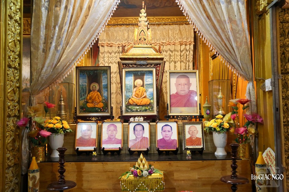 Hòa thượng Lâm Em (ảnh bên trái, hàng trên) là một trong những tu sĩ trực tiếp tham gia chống chế độ Ngô Đình Diệm đàn áp Phật giáo trong Pháp nạn 1963. Ngài đã lên tiếng ủng hộ “Bản Tuyên ngôn của Tăng, tín đồ Phật giáo Việt Nam” đòi chính quyền Ngô Đình Diệm phải thực thi 5 nguyện vọng chính đáng của Phật giáo. Hòa thượng là người có ảnh hưởng lớn trong cộng đồng Phật giáo Nam tông Khmer tại miền Nam Việt Nam, đặc biệt trong việc truyền bá giáo lý, xây dựng chùa chiền và kết nối văn hóa Khmer với đời sống đô thị Sài Gòn thời kỳ sau năm 1945