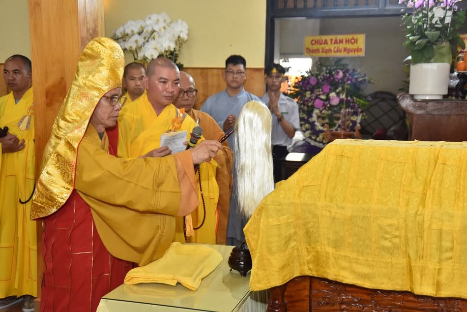 Hòa thượng Thích Hạnh Thể cử hành nghi thức phất trần Hòa thượng Thích Hạnh Thể cử hành nghi thức phất trần