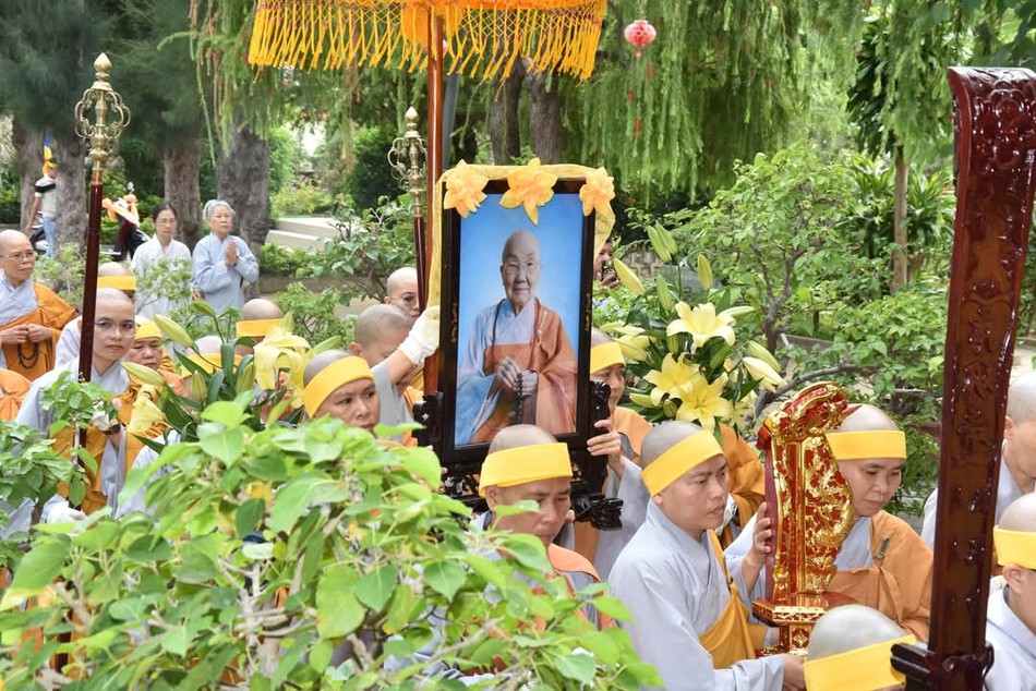 Môn đồ pháp quyến cung thỉnh bát hương, phụng vị, y bát, di ảnh rời Giác linh đường Môn đồ pháp quyến cung thỉnh bát hương, phụng vị, y bát, di ảnh rời Giác linh đường
