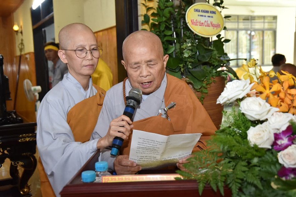 Ni trưởng Thích nữ Mỹ Thái đọc điếu văn tưởng niệm của Phân ban Ni giới T.Ư Ni trưởng Thích nữ Mỹ Thái đọc điếu văn tưởng niệm của Phân ban Ni giới T.Ư