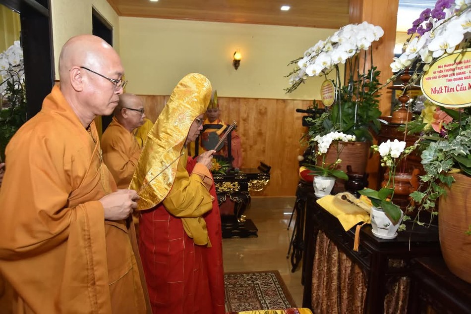 Chư tôn giáo phẩm thắp hương cầu nguyện Chư tôn giáo phẩm thắp hương cầu nguyện