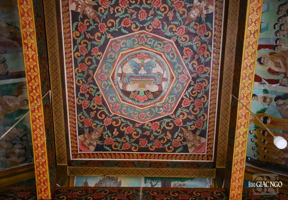 Bức tranh chằn Rahu nuốt mặt trăng được vẽ trên trần của chánh điện. Rahu là nhân vật chủ chốt trong câu chuyện giải thích hiện tượng nhật thực, nguyệt thực của người Khmer