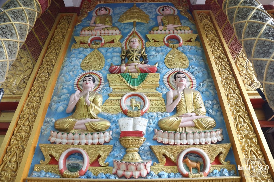 Bức phù điêu Ngũ Phật (hay còn gọi là Ngũ Trí Như Lai) được đắp nổi ở phía trước chánh điện mang ý nghĩa tâm linh sâu sắc trong hệ thống Phật giáo Nam tông Khmer