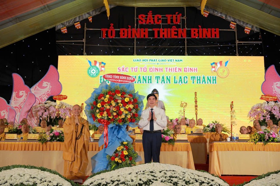 UBND tỉnh Bình Định tặng hoa chúc mừng