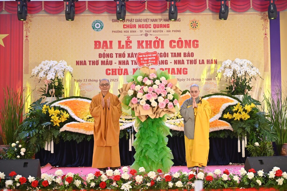 Ban Trị sự GHPGVN TP.Thủy Nguyên tặng hoa chúc mừng Ban Trị sự GHPGVN TP.Thủy Nguyên tặng hoa chúc mừng