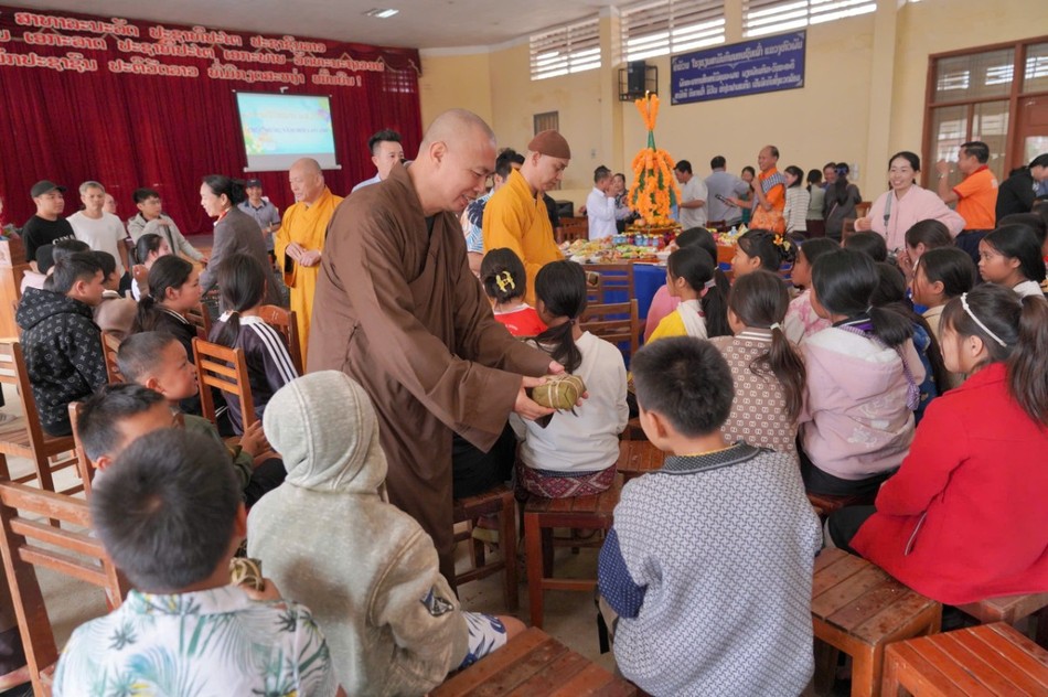 Trao quà đến các em học sinh Trao quà đến các em học sinh