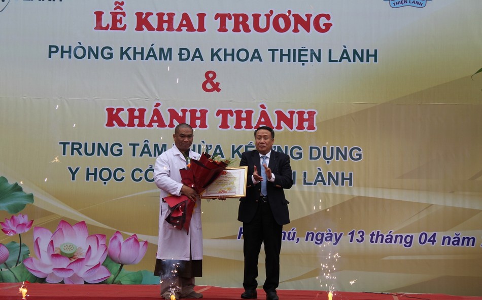 Phòng khám Đa khoa Thiện Lành đón nhận Bằng khen của UBND tỉnh Quảng Trị do ông Hà Sỹ Đồng, Quyền Chủ tịch trao tặng Phòng khám Đa khoa Thiện Lành đón nhận Bằng khen của UBND tỉnh Quảng Trị do ông Hà Sỹ Đồng, Quyền Chủ tịch trao tặng