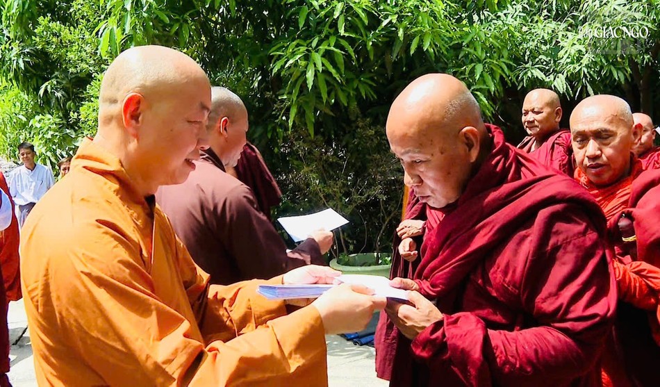 Trực tiếp trao tịnh tài đến chư Tăng các tự viện tại Myanmar