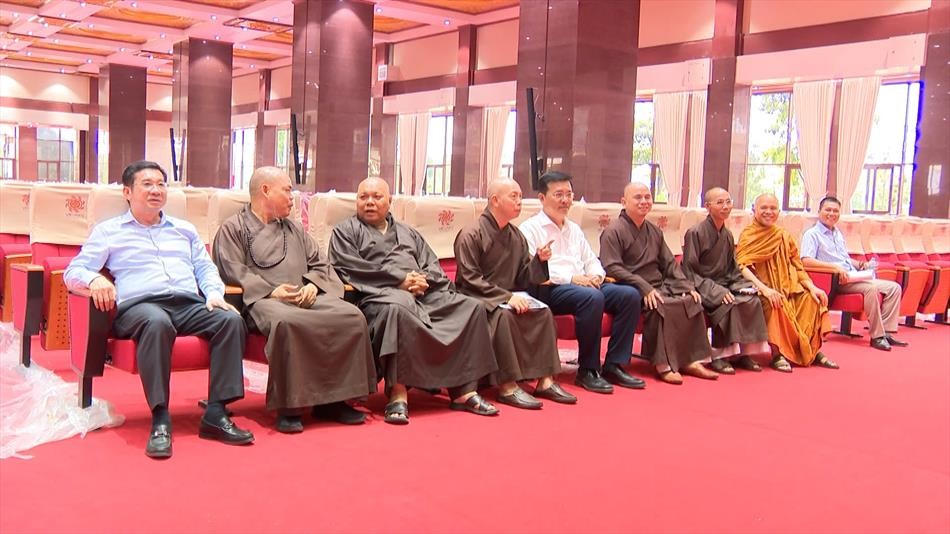 Đoàn khảo sát hội trường trung tâm