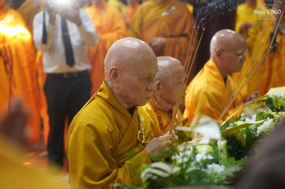 Chư tôn Trưởng lão Hòa thượng dâng hương tưởng niệm Chư tôn Trưởng lão Hòa thượng dâng hương tưởng niệm