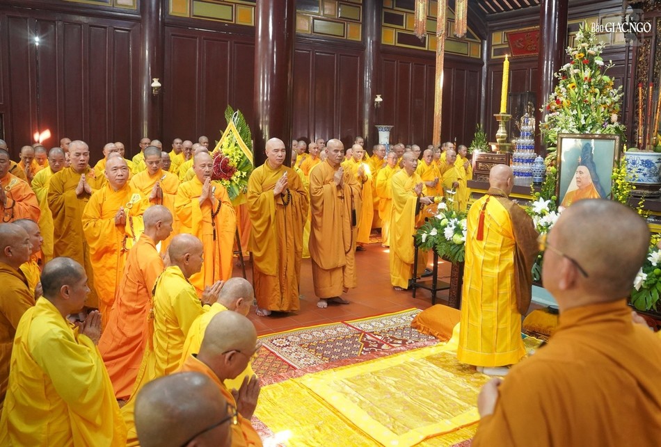 Hòa thượng Thích Giác Đạo sám chủ khóa lễ cúng ngọ truyền thống Hòa thượng Thích Giác Đạo sám chủ khóa lễ cúng ngọ truyền thống