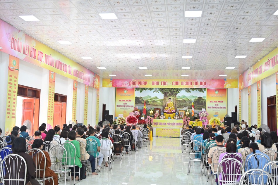 Quang cảnh buổi lễ ra mắt Quang cảnh buổi lễ ra mắt