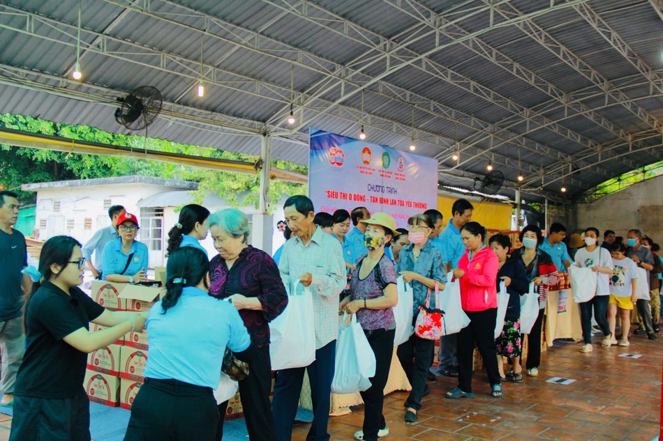 1.500 phần quà được chia sẻ tại "Phiên chợ 0 đồng" 1.500 phần quà được chia sẻ tại "Phiên chợ 0 đồng"