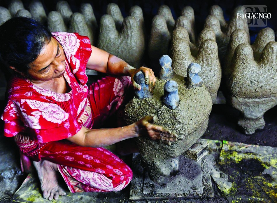 Nghệ nhân Nguyễn Thị Trinh gắn bó trên 30 năm làm nghề lư đồng, chị luôn cố gắng giữ lửa bàn thờ gia tiên thông qua chiếc lư đồng do chị chế tác