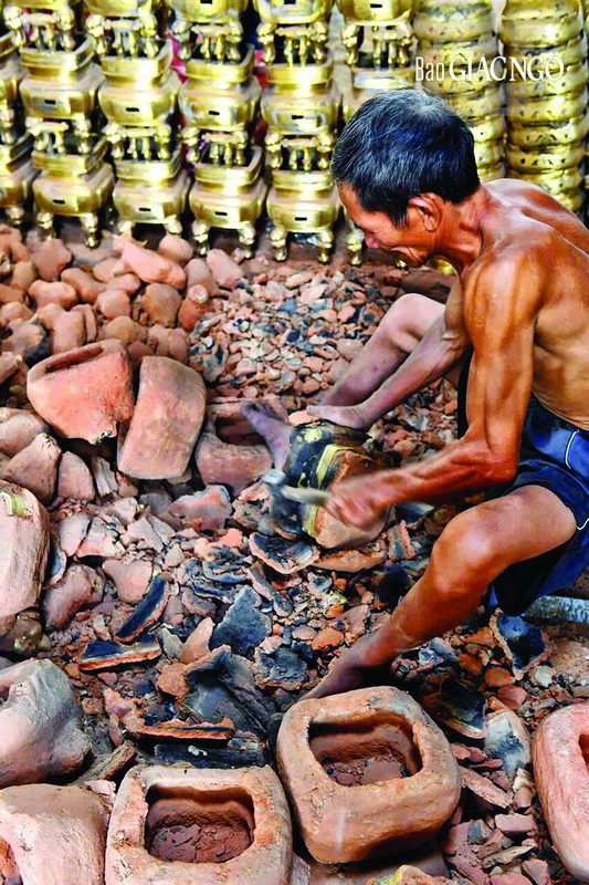 Đục khuôn đất sét sau nung để lấy sản phẩm