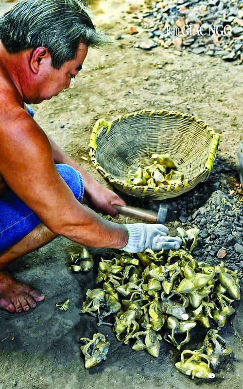 Công đoạn làm nguội cũng được nghệ nhân thực hiện chi tiết