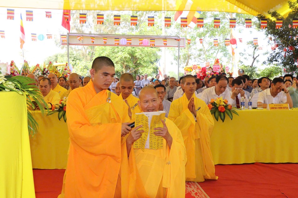 Thượng tọa Thích Từ Quảng dâng lời phát nguyện Thượng tọa Thích Từ Quảng dâng lời phát nguyện