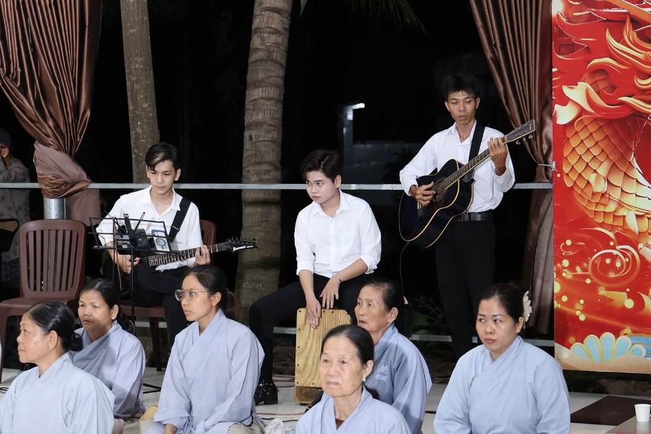 Nhóm nhạc Acoustic biểu diễn trong đêm thiền trà Nhóm nhạc Acoustic biểu diễn trong đêm thiền trà