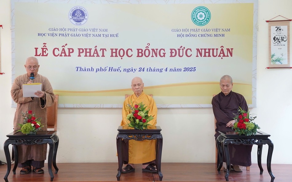 Thượng tọa Thích Giác Dũng đọc quyết định trao học bổng đến 11 Tăng Ni sinh Học viện Phật giáo VN tại Huế Thượng tọa Thích Giác Dũng đọc quyết định trao học bổng đến 11 Tăng Ni sinh Học viện Phật giáo VN tại Huế