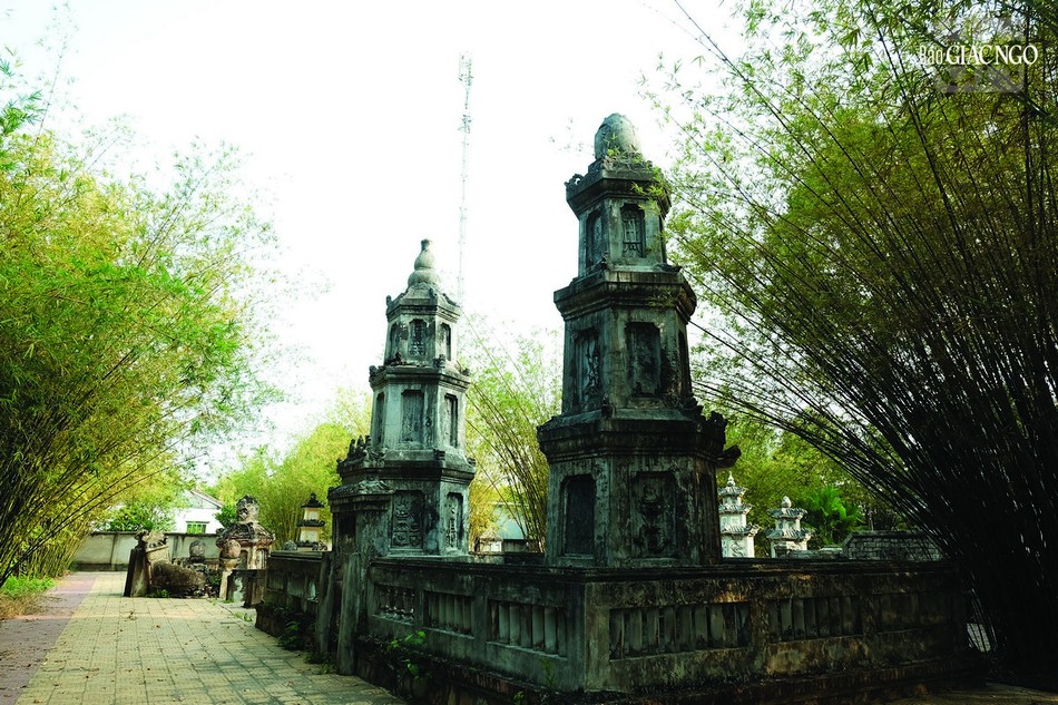 Vườn tháp Tổ chùa Cả Cát