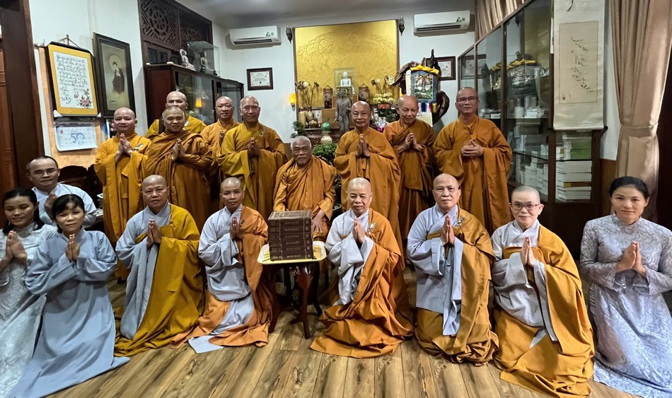 Dâng bộ kinh Bản duyên cúng dường Hòa thượng Thích Giác Toàn Dâng bộ kinh Bản duyên cúng dường Hòa thượng Thích Giác Toàn