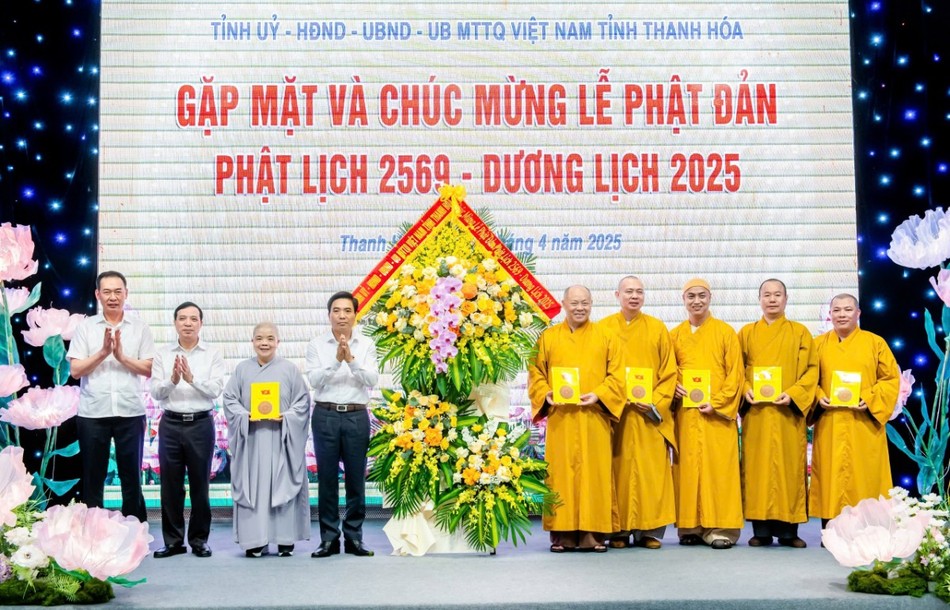 Tặng hoa chúc mừng Đại lễ Phật đản Phật lịch 2569 đến chư Tăng, Ni