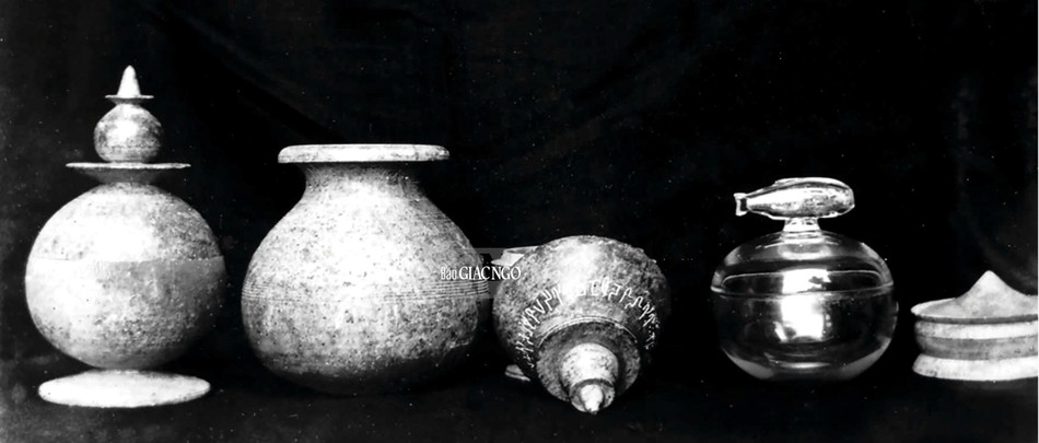 Năm chiếc bình đựng bảo vật, được chụp lại bởi Peppé vào năm 1898 - Ảnh: W.C.Peppé Năm chiếc bình đựng bảo vật, được chụp lại bởi Peppé vào năm 1898 - Ảnh: W.C.Peppé