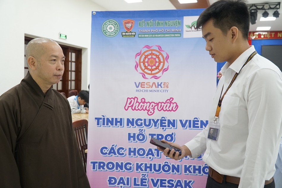 Bạn Phan Hoàng Trường Thọ tham gia các tình huống giả định tại buổi phỏng vấn tình nguyện viên - Ảnh: Khánh Vi Bạn Phan Hoàng Trường Thọ tham gia các tình huống giả định tại buổi phỏng vấn tình nguyện viên - Ảnh: Khánh Vi