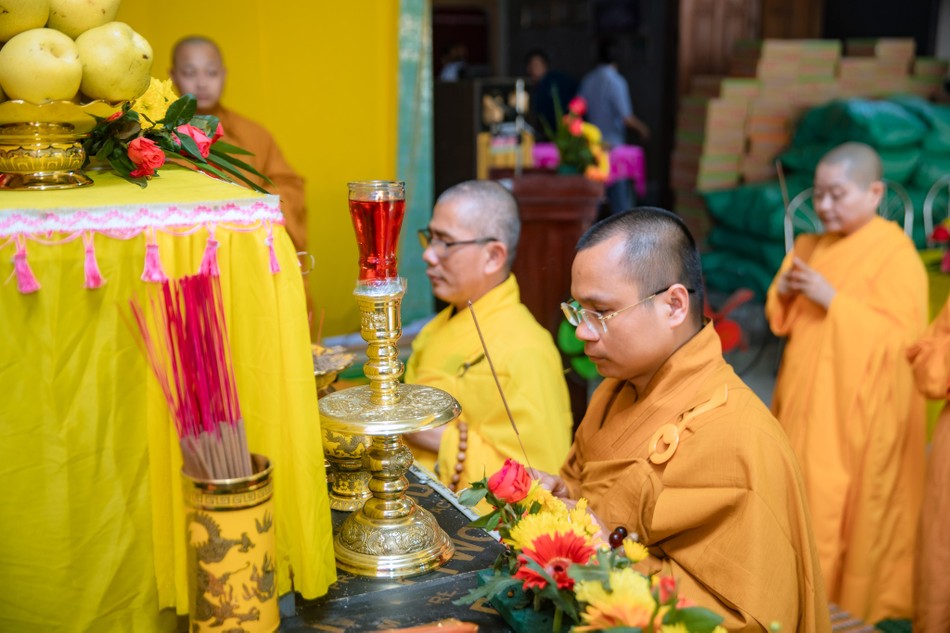 Chư tôn đức niêm hương bạch Phật Chư tôn đức niêm hương bạch Phật