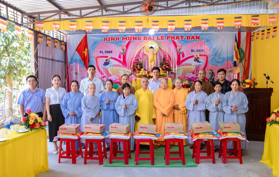 Trao quà đến bà con có hoàn cảnh khó khăn Trao quà đến bà con có hoàn cảnh khó khăn