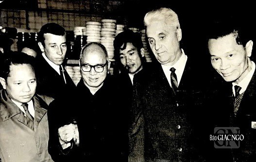 Ảnh Ni trưởng Mạn Đà La chụp Hòa thượng Thích Thiện Châu cùng Bộ trưởng Xuân Thủy, Cố vấn an ninh quốc gia Hoa Kỳ H.Kissinger bên lề Hội nghị Paris