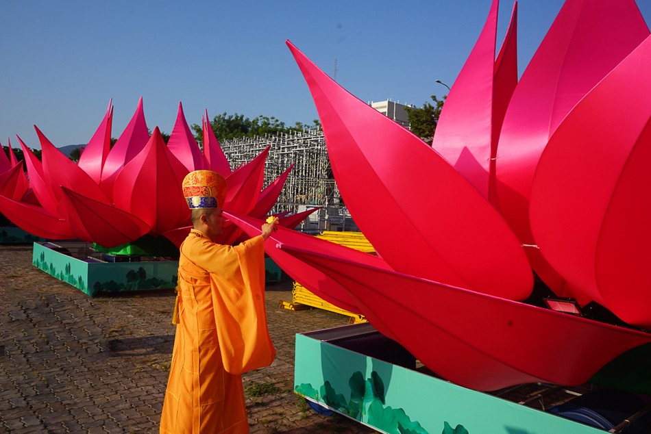 Thượng tọa Thích Nghiêm Thiện cử hành nghi thức tâm linh