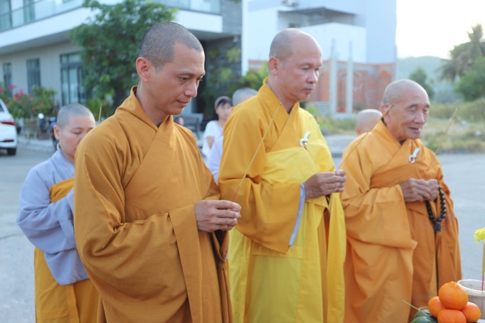 Chư tôn đức niêm hương cầu nguyện