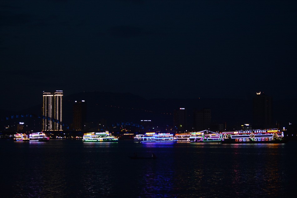 Diễu hành thuyền hoa trên sông Hàn