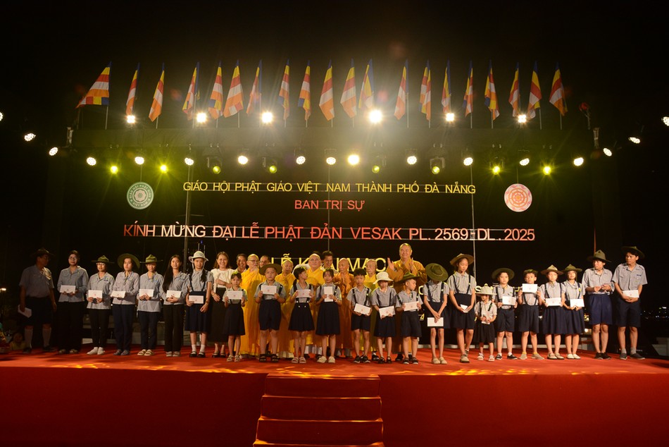 Trao quà đến các huynh trưởng, đoàn sinh Gia đình Phật tử Đà Nẵng