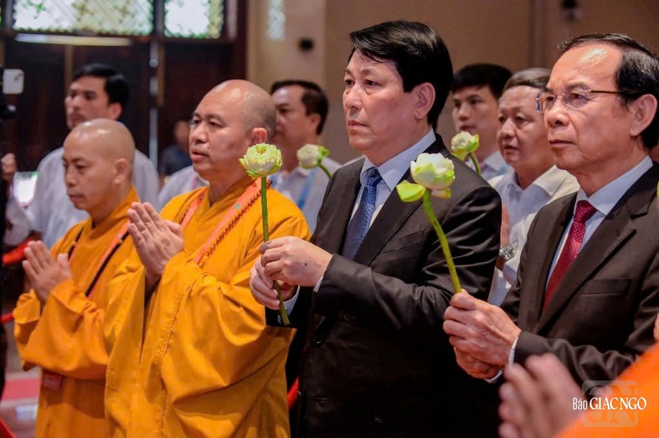 Chư tôn đức hướng dẫn phái đoàn dâng hoa, chiêm bái xá-lợi Đức Phật được tôn trí tại chùa Thanh Tâm (H.Bình Chánh, TP.HCM)